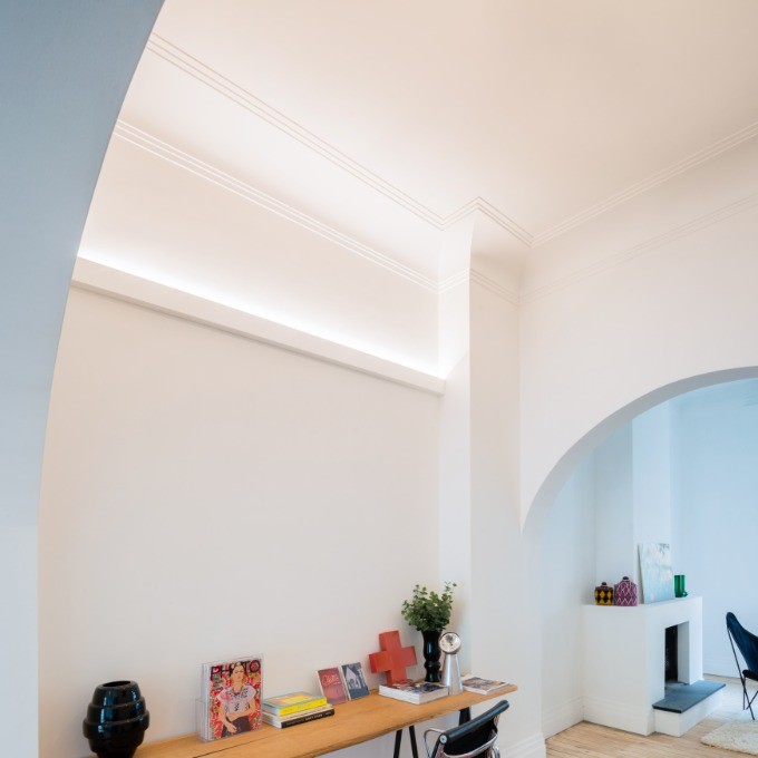 Потолочный плинтус под покраску Orac Decor Modern L3 C381 с подсветкой 2000×50×95 фото в интерьере