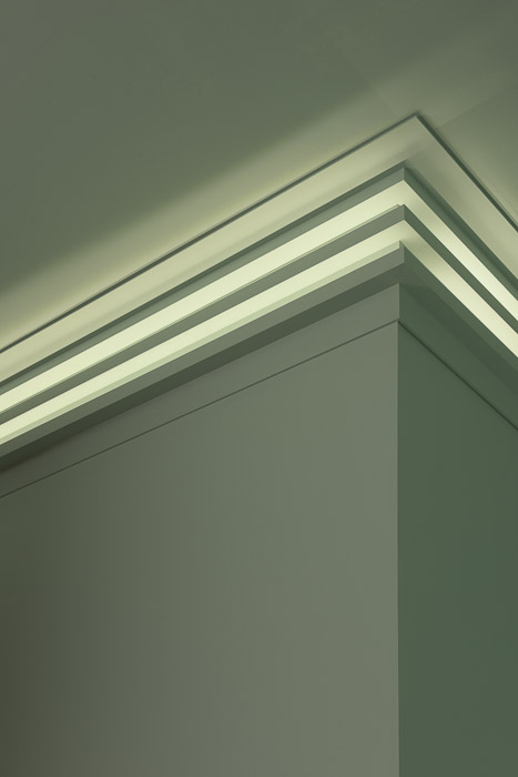 Потолочный плинтус под покраску Orac Decor Modern L3 C382 с подсветкой 2000×50×140 фото в интерьере