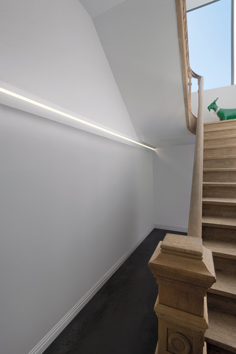 Потолочный плинтус под покраску Orac Decor Modern L3 C383 с подсветкой 2000×50×140 фото в интерьере