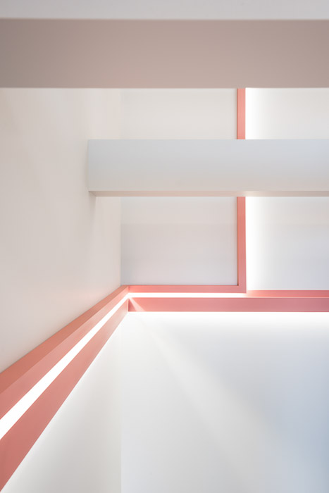 Потолочный плинтус под покраску Orac Decor Modern L3 C383 с подсветкой 2000×50×140 фото в интерьере