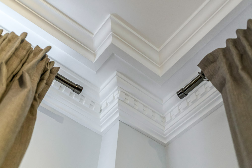 Потолочный плинтус под покраску Orac Decor Luxxus C422 2000×194×164 фото в интерьере