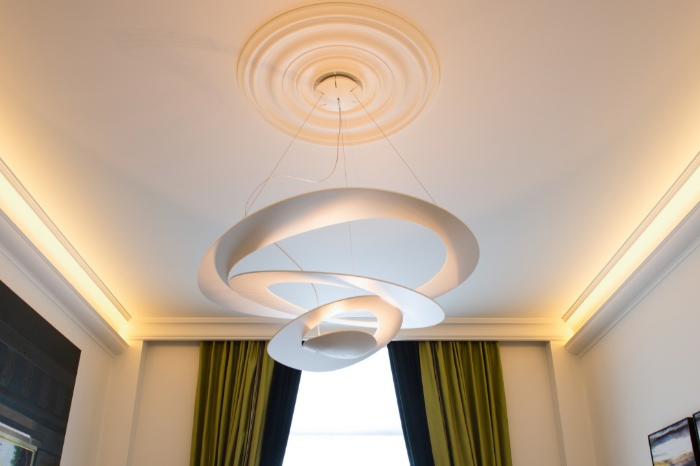 Потолочный плинтус под покраску Orac Decor Luxxus C901 с подсветкой 2000×124×148 фото в интерьере