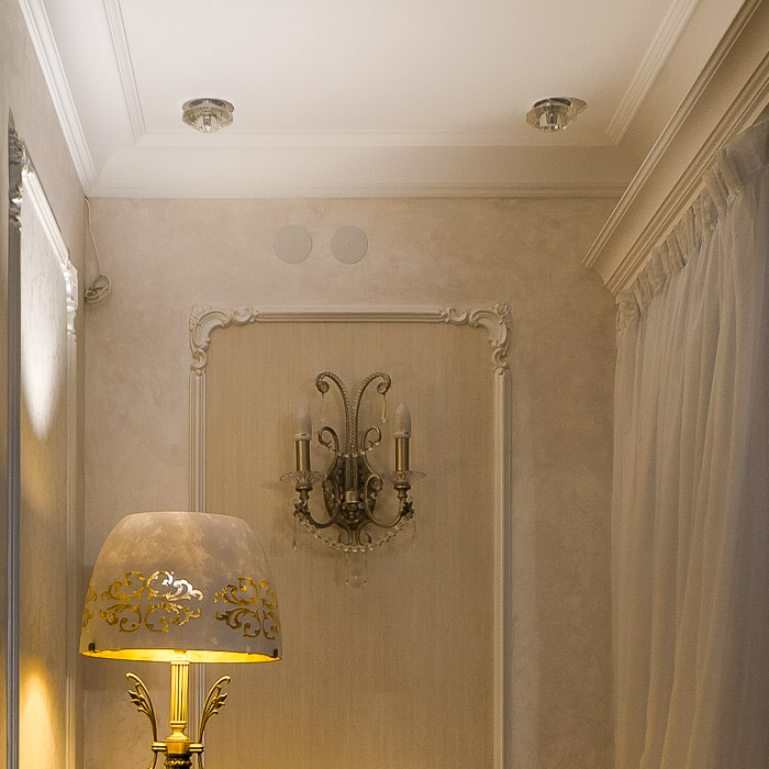 Потолочный плинтус под покраску Orac Decor Axxent CX100 2000×71×69 фото в интерьере