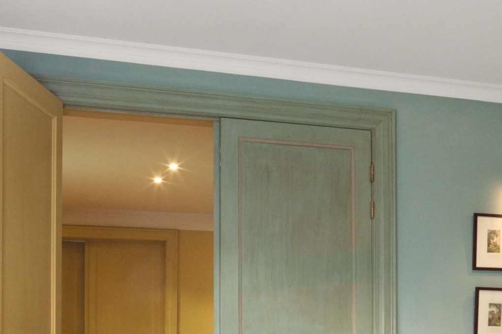 Потолочный плинтус под покраску Orac Decor Axxent CX100 2000×71×69 фото в интерьере