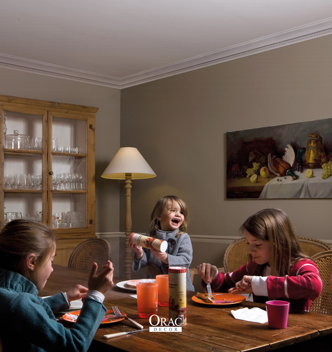 Потолочный плинтус под покраску Orac Decor Axxent CX101 2000×71×69 фото в интерьере