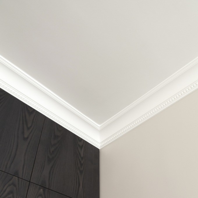 Потолочный плинтус под покраску Orac Decor Axxent CX107 2000×117×118 фото в интерьере