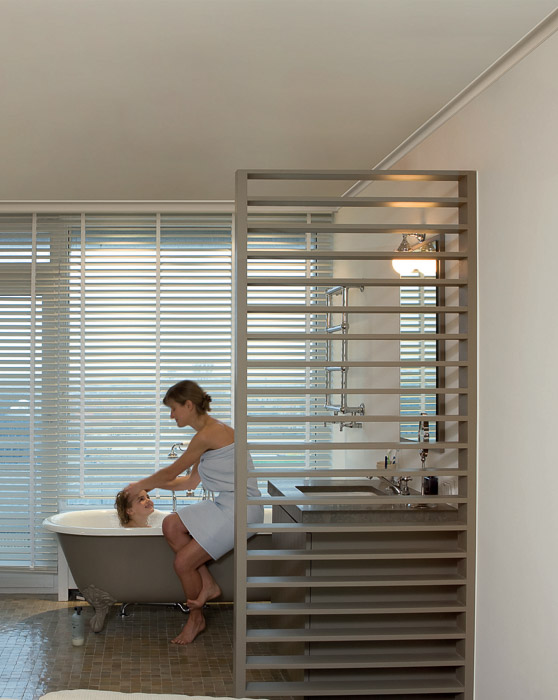 Потолочный плинтус под покраску Orac Decor Axxent CX109 2000×44×44 фото в интерьере