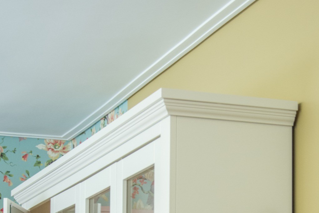Потолочный плинтус под покраску Orac Decor Axxent CX161 2000×69×13 фото в интерьере