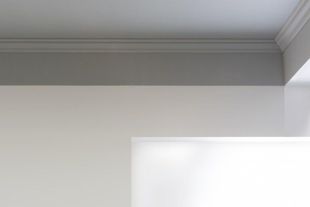 Потолочный плинтус под покраску Orac Decor Select CX177 2000×60×70 фото в интерьере