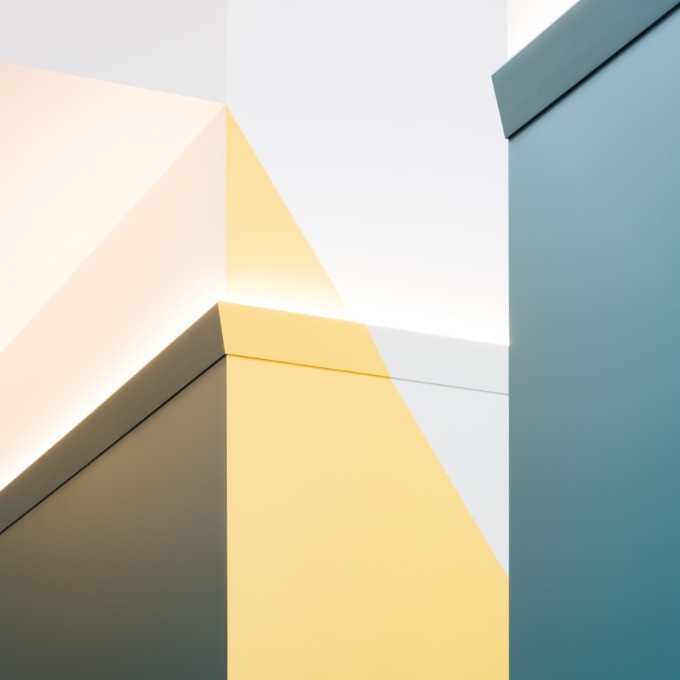 Потолочный плинтус под покраску Orac Decor Modern Diagonal SX179 с подсветкой 2000×29×97 фото в интерьере