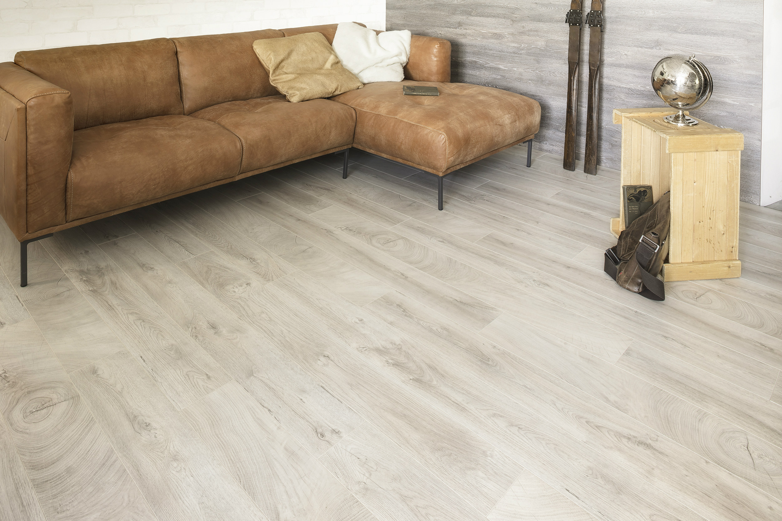 Ламинат Kaindl Natural Touch Премиум доска Дуб Фреско Лив К4384 RЕ 1383×159×10 фото в интерьере Ламинат Kaindl Natural Touch Премиум доска Дуб Фреско Лив К4384 RЕ 1383×159×10 фото в интерьере