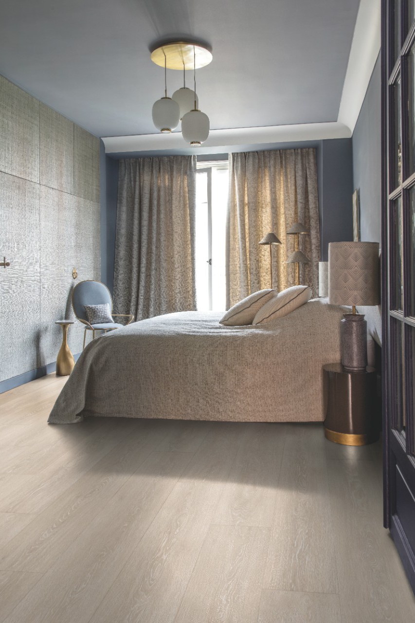 серо коричневый цвет пола в интерьере