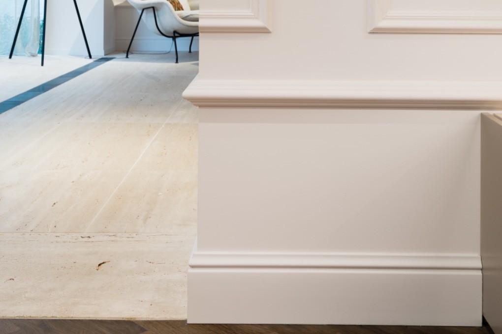 Гибкий молдинг под покраску Orac Decor Orac Luxxus P4020F 2000×50×29 фото в интерьере Гибкий молдинг под покраску Orac Decor Orac Luxxus P4020F 2000×50×29 фото в интерьере