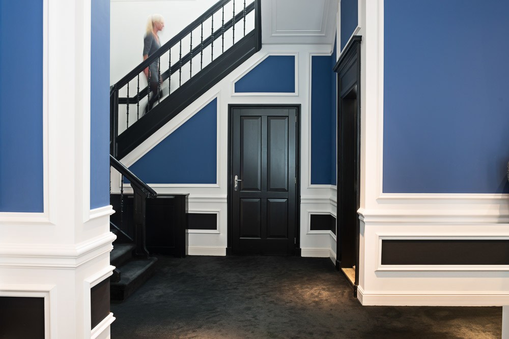 Гибкий молдинг под покраску Orac Decor Orac Luxxus P8050F 2000×120×30 фото в интерьере Гибкий молдинг под покраску Orac Decor Orac Luxxus P8050F 2000×120×30 фото в интерьере