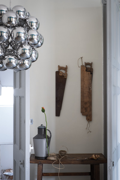 Краска Farrow & Ball цвет Shadow White 282 Modern Emulsion 5 л фото в интерьере Краска Farrow & Ball цвет Shadow White 282 Modern Emulsion 5 л фото в интерьере