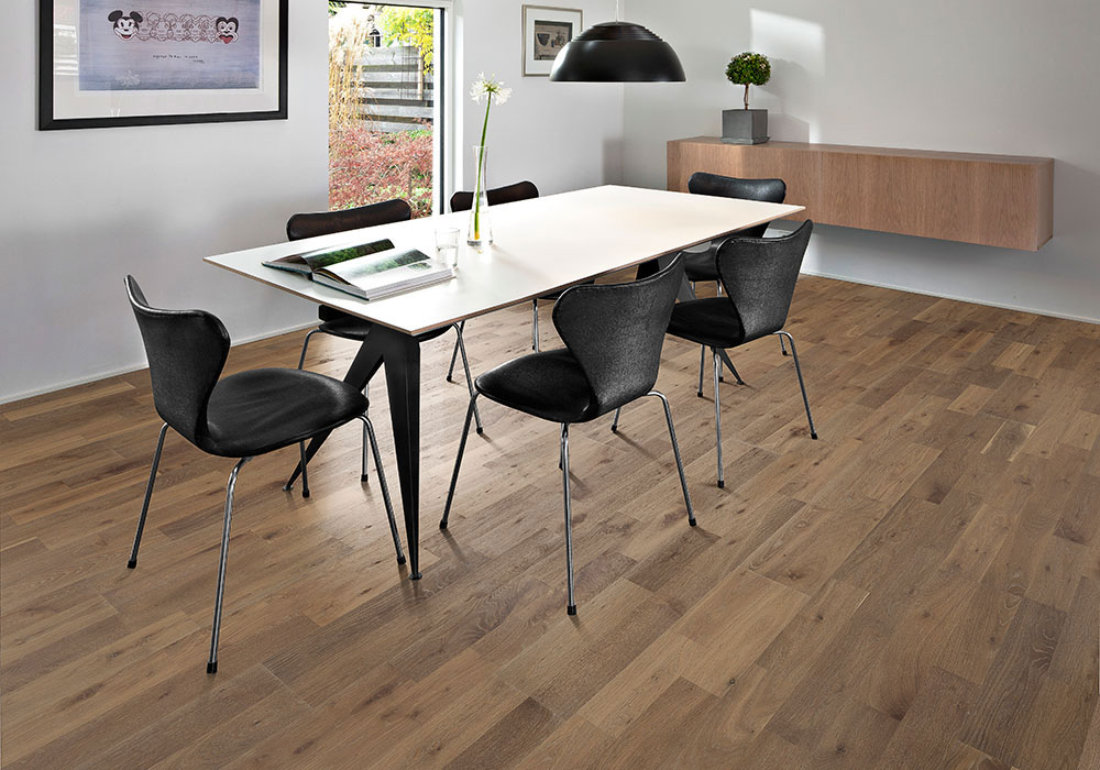 Паркетная доска Kahrs Гармония Дуб Гранит Granite 152N6REKGGKW240 Lively 2423×200×15 фото в интерьере Паркетная доска Kahrs Гармония Дуб Гранит Granite 152N6REKGGKW240 Lively 2423×200×15 фото в интерьере