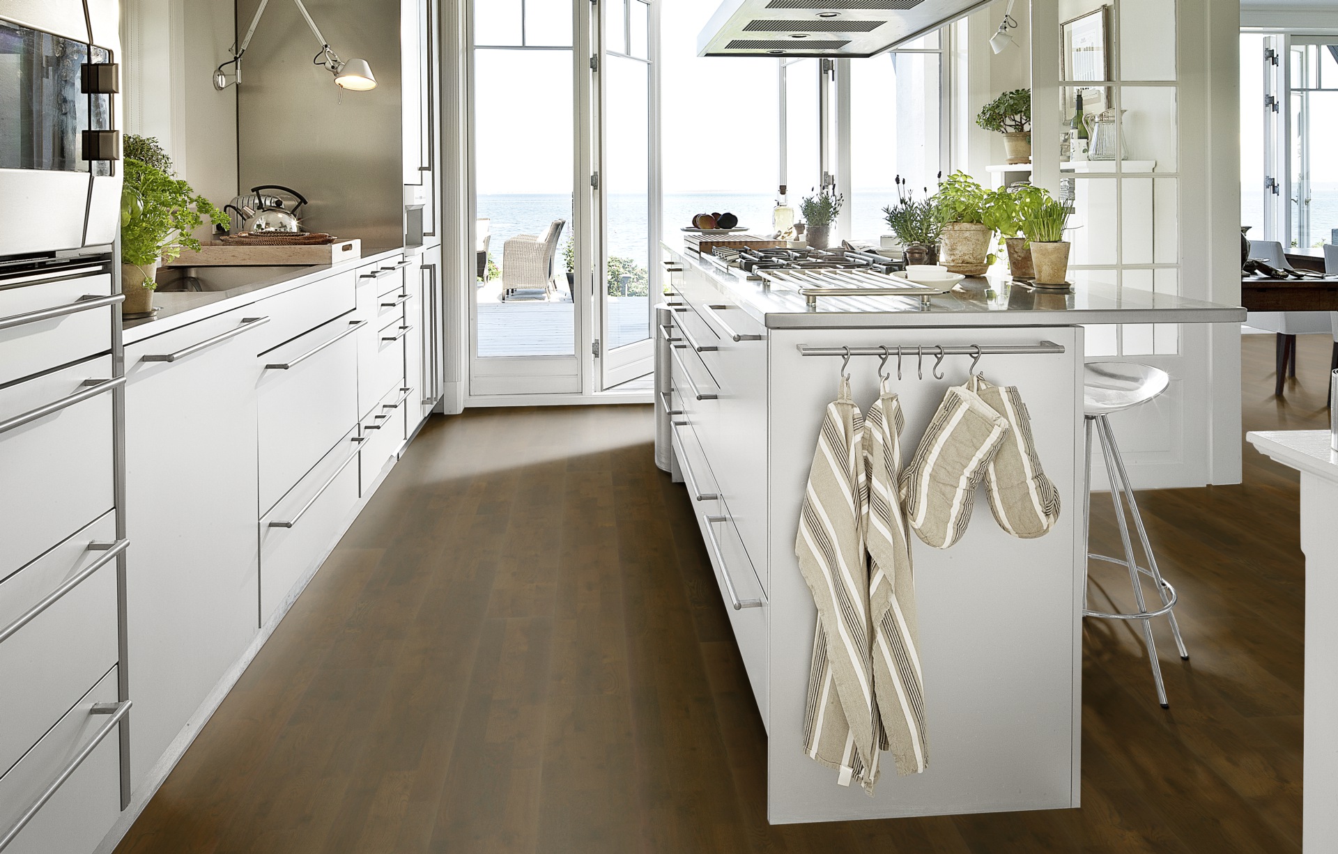 Паркетная доска Kahrs Гармония Дуб Брауни Brownie 153N6CEKA1KW240 Lively 2423×200×15 фото в интерьере Паркетная доска Kahrs Гармония Дуб Брауни Brownie 153N6CEKA1KW240 Lively 2423×200×15 фото в интерьере