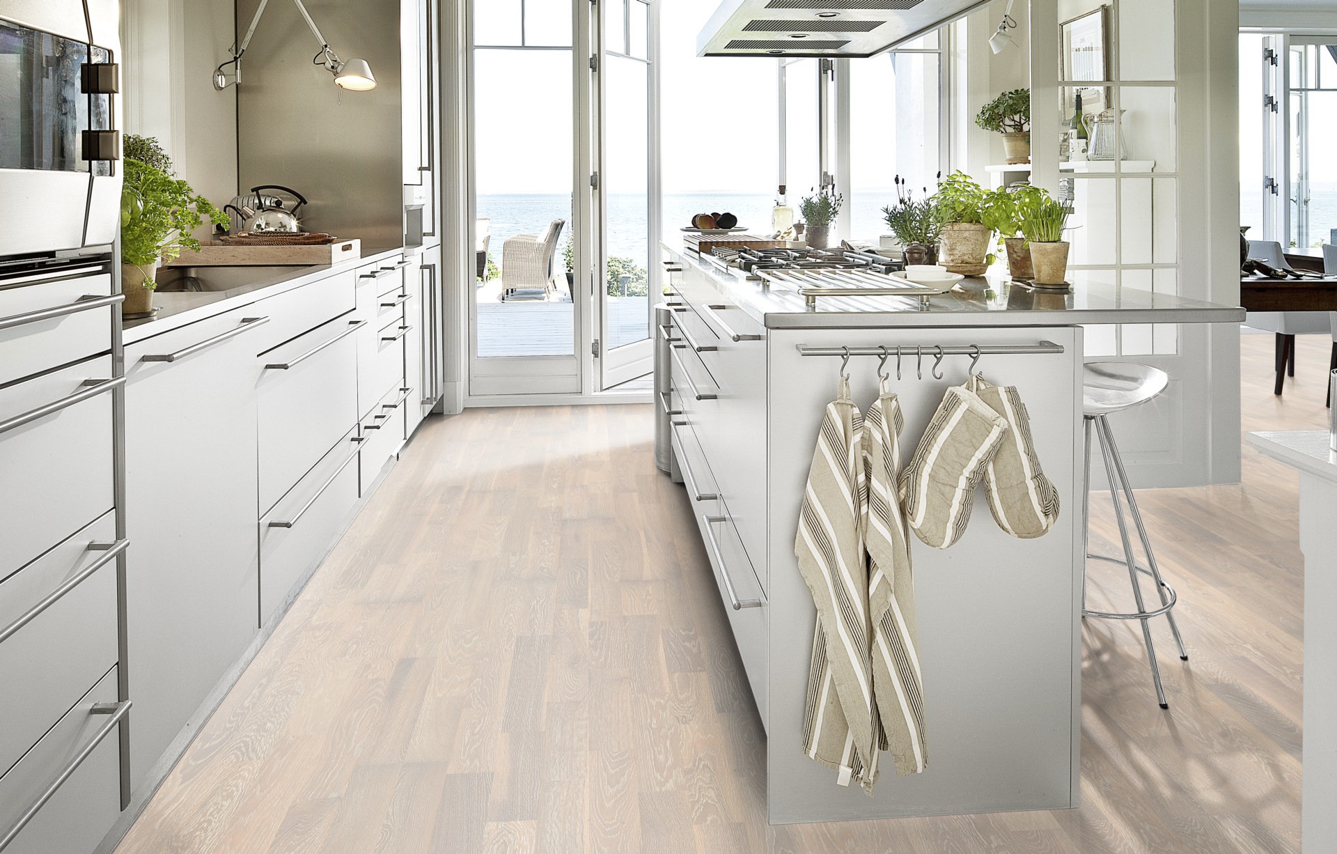 Паркетная доска Kahrs Гармония Дуб Сливки Cream 152N7BEK0WKW240 Variation 2423×200×15 фото в интерьере Паркетная доска Kahrs Гармония Дуб Сливки Cream 152N7BEK0WKW240 Variation 2423×200×15 фото в интерьере