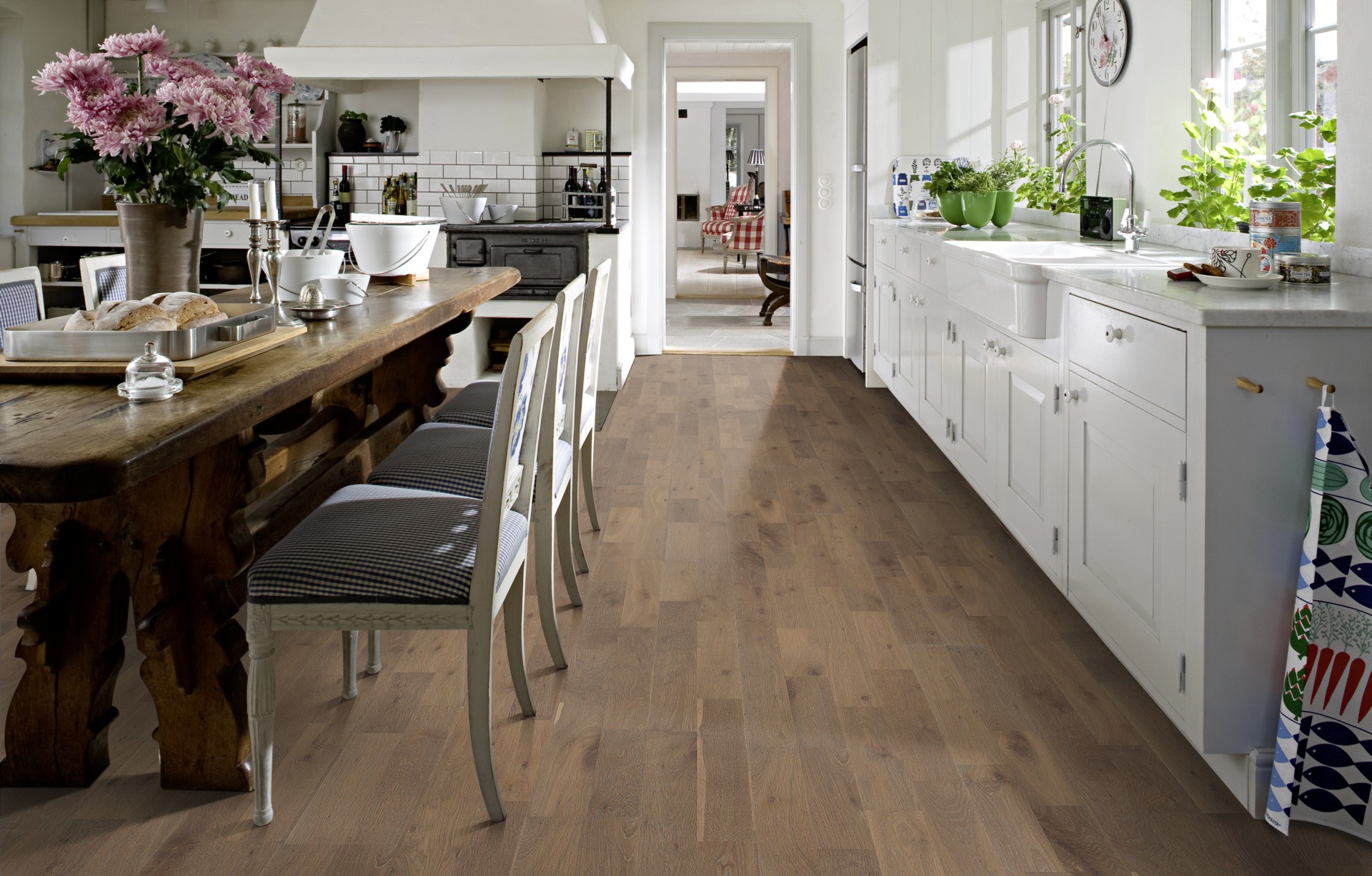 Паркетная доска Kahrs Гармония Дуб Гранит Granite 152N6REKGGKW240 Lively 2423×200×15 фото в интерьере Паркетная доска Kahrs Гармония Дуб Гранит Granite 152N6REKGGKW240 Lively 2423×200×15 фото в интерьере