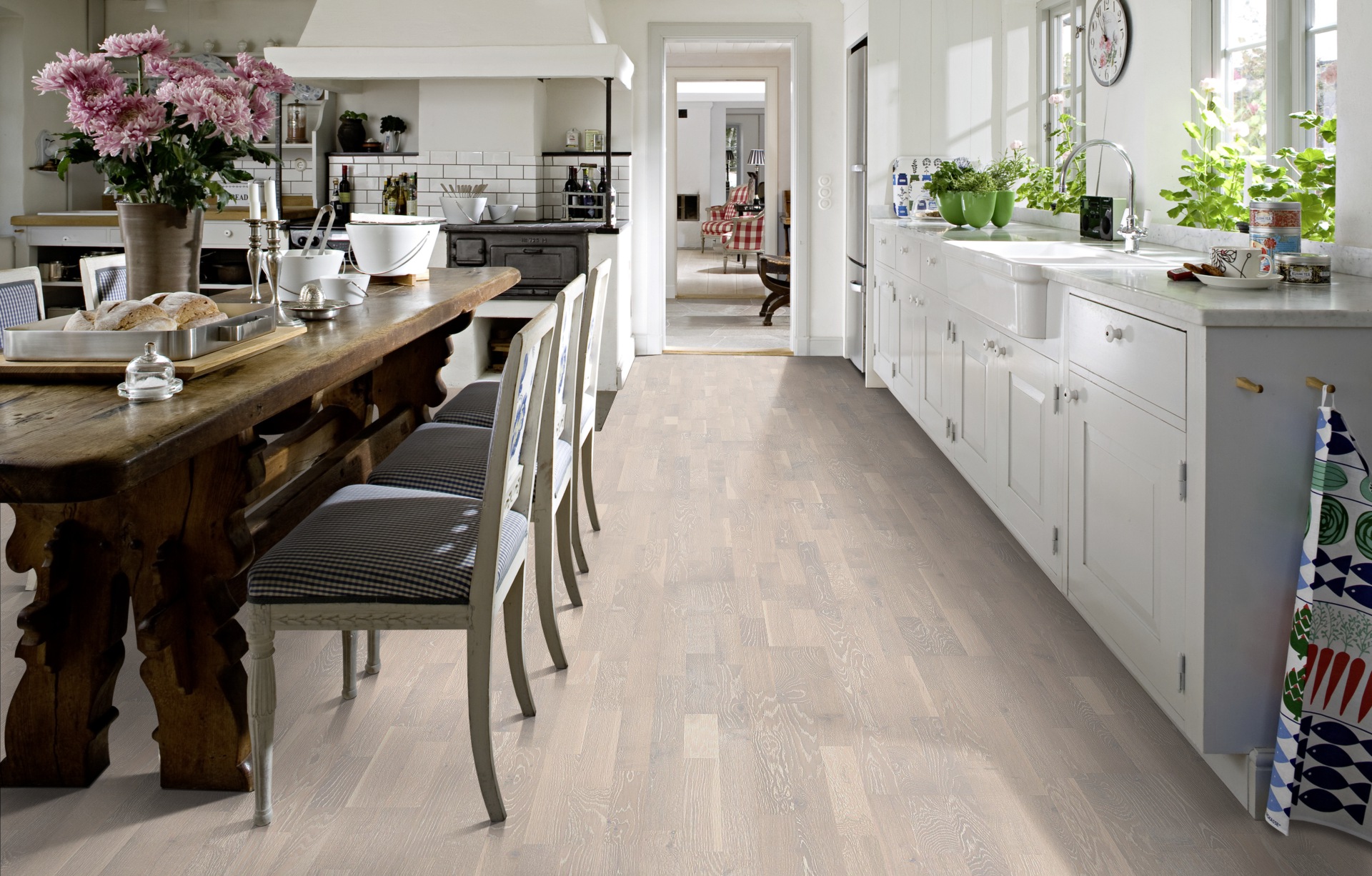 Паркетная доска Kahrs Гармония Дуб Известняк Limestone 153N0BEK0WKW240 Lively 2423×200×15 фото в интерьере Паркетная доска Kahrs Гармония Дуб Известняк Limestone 153N0BEK0WKW240 Lively 2423×200×15 фото в интерьере