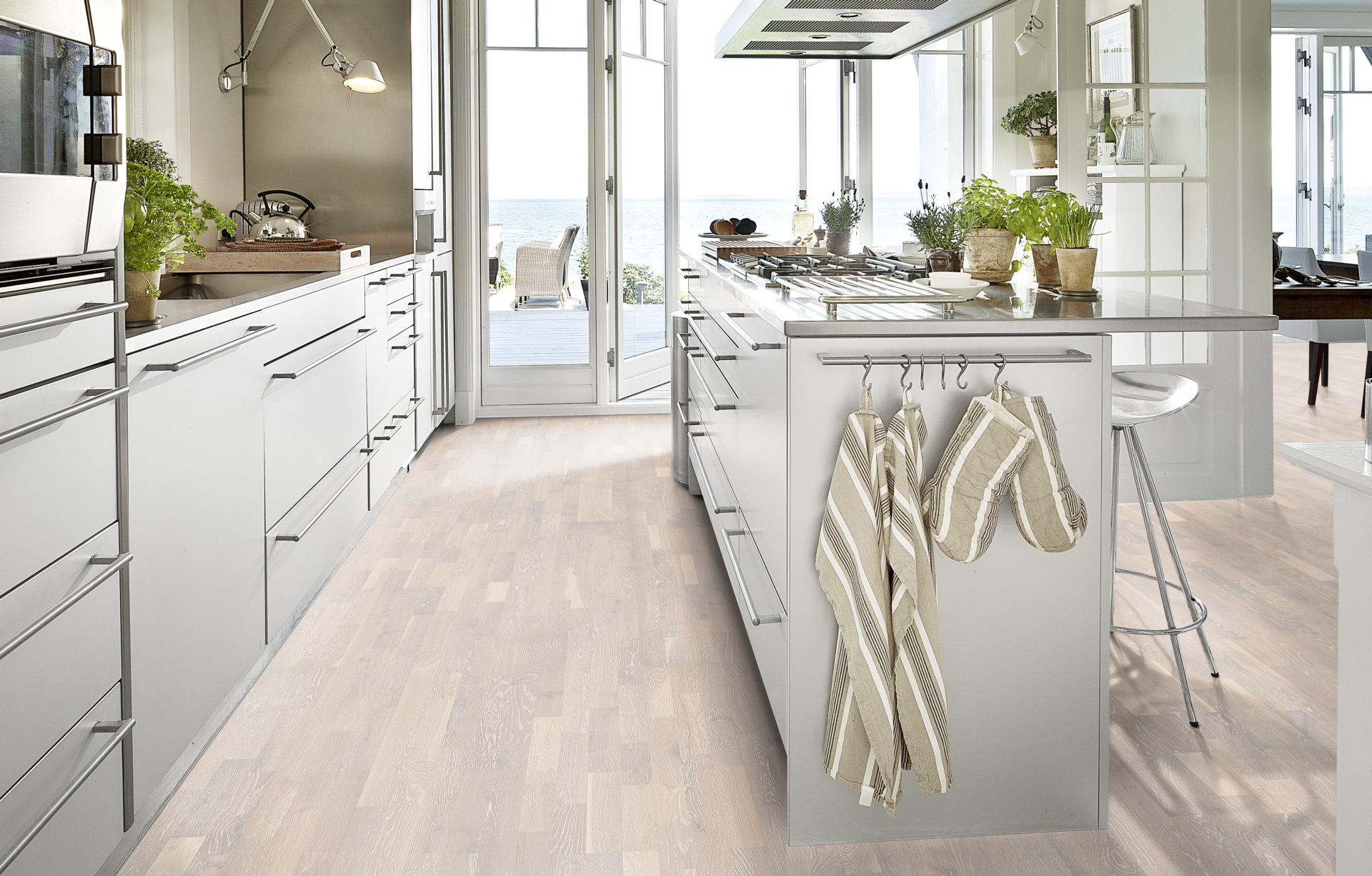 Паркетная доска Kahrs Гармония Дуб Известняк Limestone 153N0BEK0WKW240 Lively 2423×200×15 фото в интерьере Паркетная доска Kahrs Гармония Дуб Известняк Limestone 153N0BEK0WKW240 Lively 2423×200×15 фото в интерьере