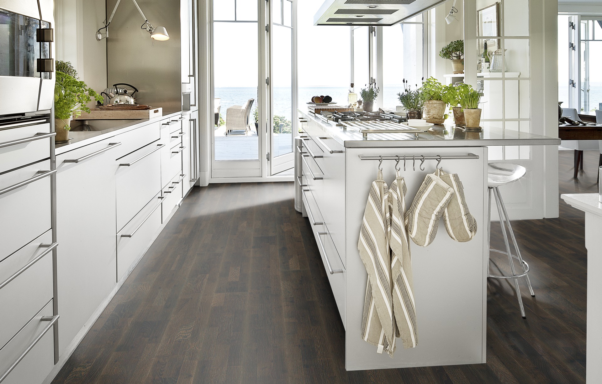 Паркетная доска Kahrs Гармония Дуб Лава Lava 153N6CEK1JKW240 Lively 2423×200×15 фото в интерьере Паркетная доска Kahrs Гармония Дуб Лава Lava 153N6CEK1JKW240 Lively 2423×200×15 фото в интерьере