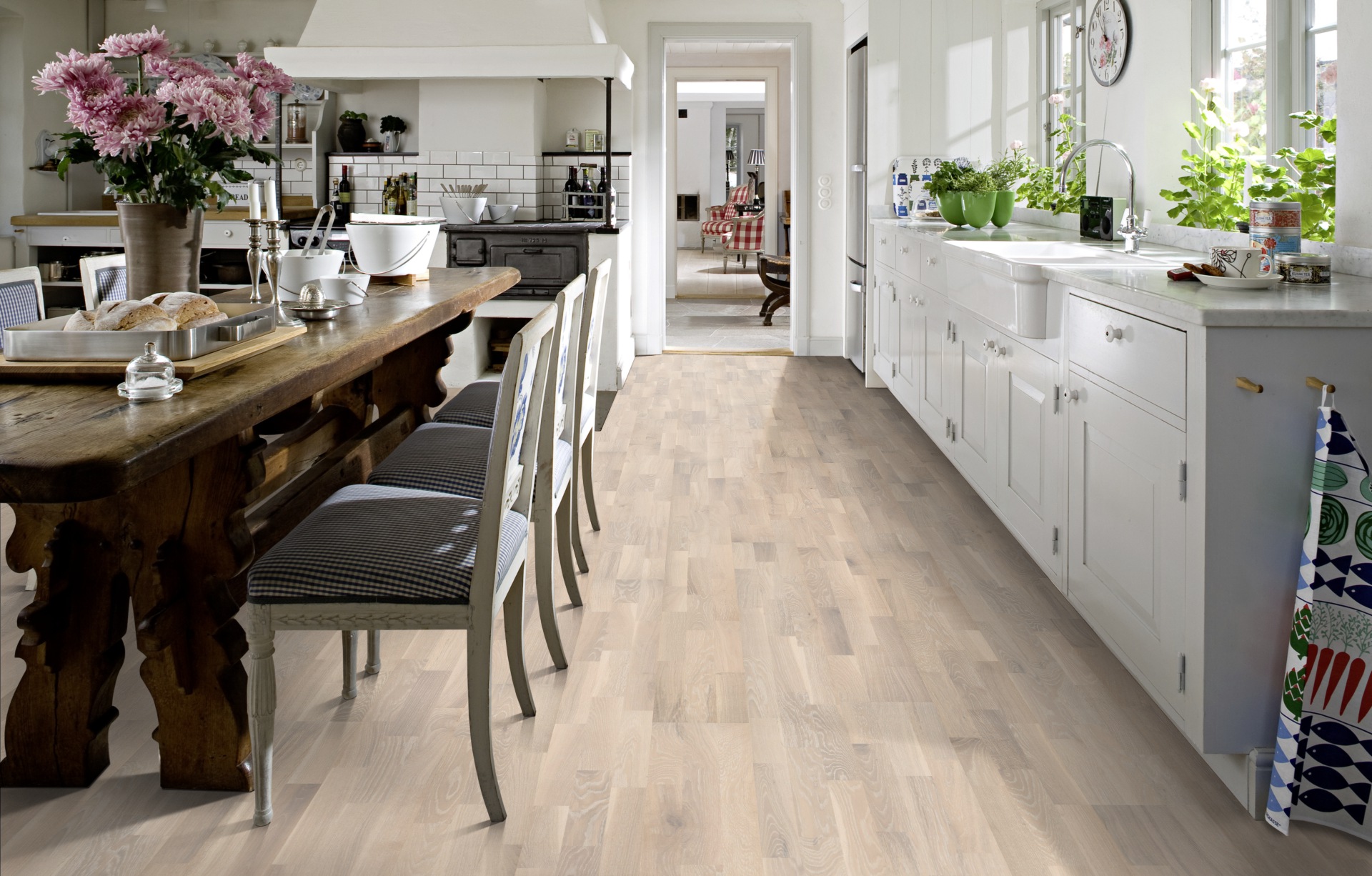 Паркетная доска Kahrs Гармония Дуб Светлый Pale 153N5BEKP1KW240 Variation 2423×200×15 фото в интерьере Паркетная доска Kahrs Гармония Дуб Светлый Pale 153N5BEKP1KW240 Variation 2423×200×15 фото в интерьере