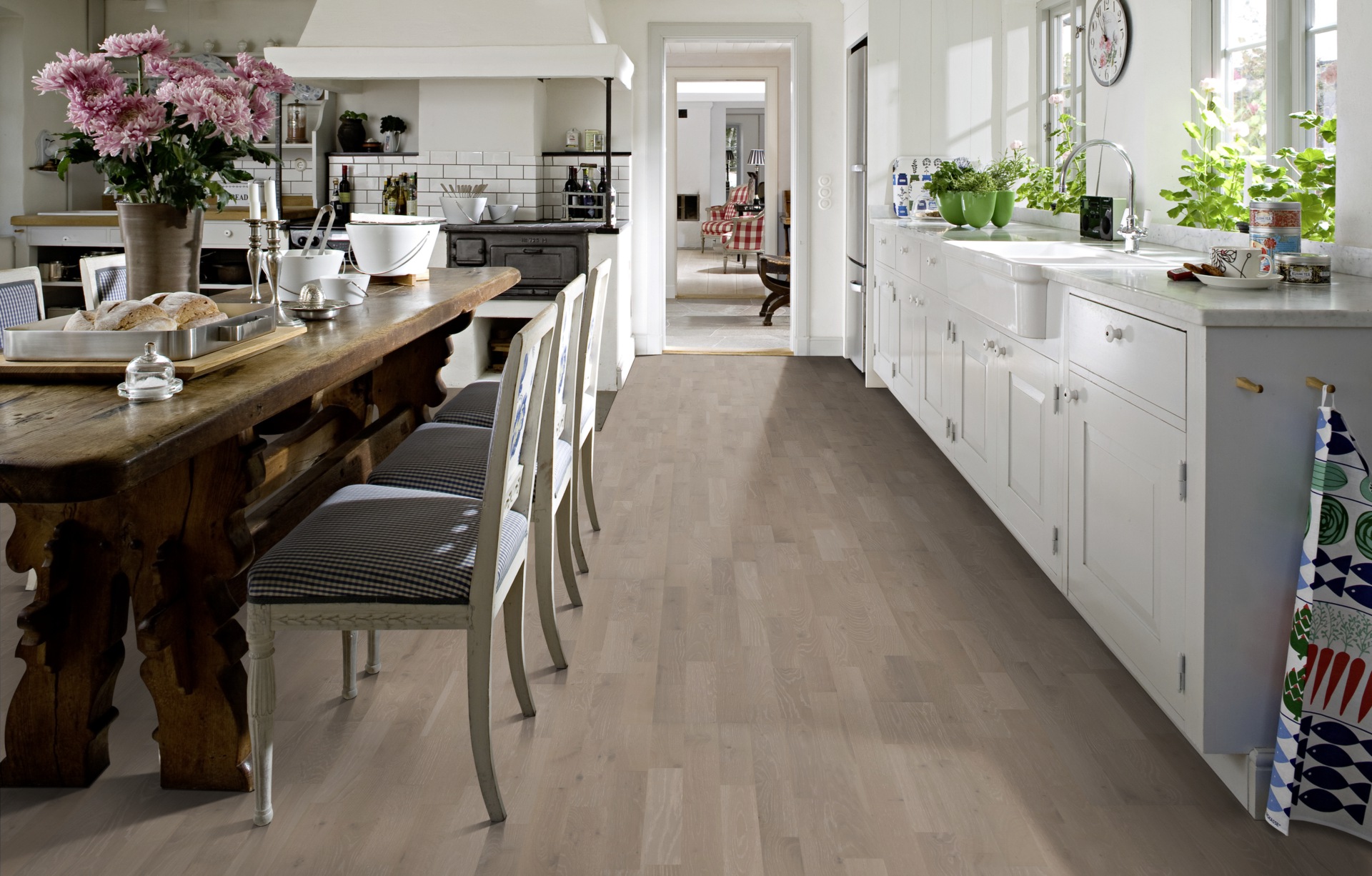 Паркетная доска Kahrs Гармония Дуб Сплав Alloy 153N0BEKD1KW240 Lively 2423×200×15 фото в интерьере Паркетная доска Kahrs Гармония Дуб Сплав Alloy 153N0BEKD1KW240 Lively 2423×200×15 фото в интерьере