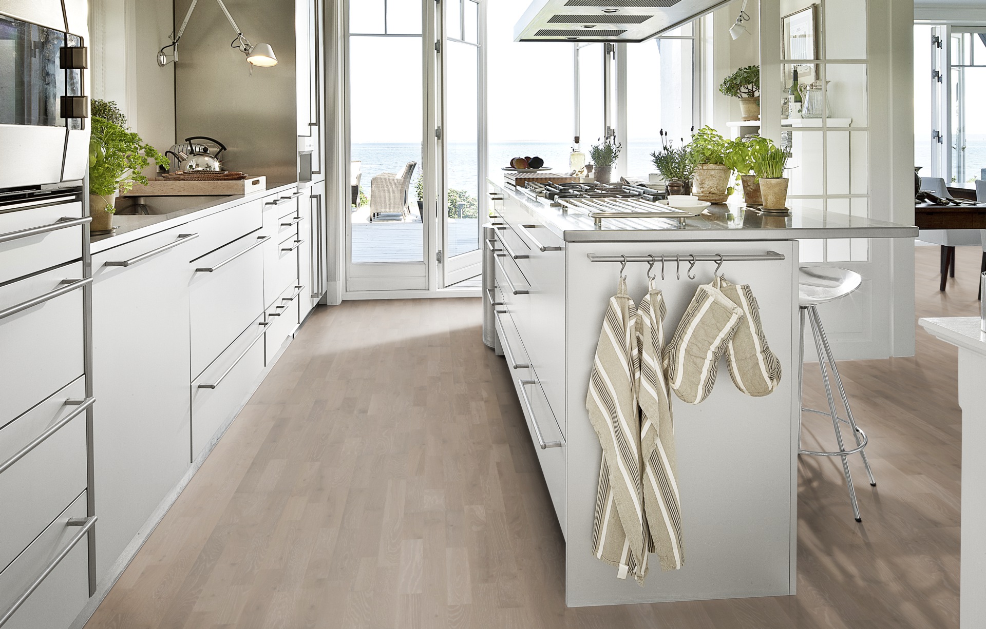 Паркетная доска Kahrs Гармония Дуб Сплав Alloy 153N0BEKD1KW240 Lively 2423×200×15 фото в интерьере Паркетная доска Kahrs Гармония Дуб Сплав Alloy 153N0BEKD1KW240 Lively 2423×200×15 фото в интерьере