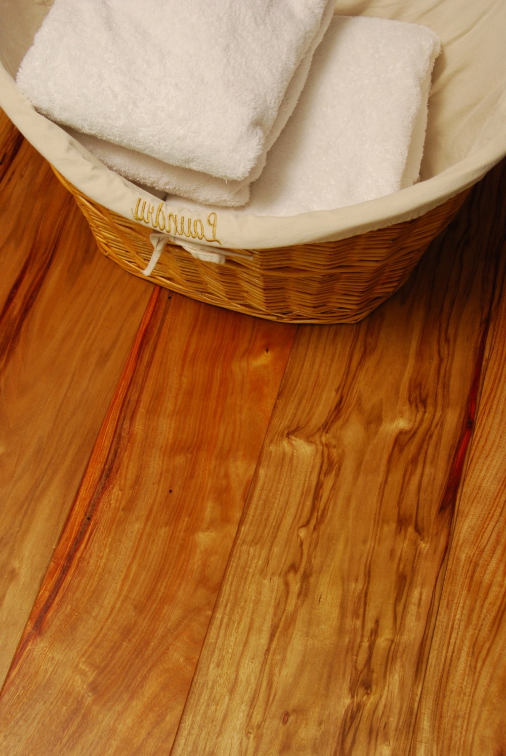 Инженерная доска Inpa Тарара Амарилла лак 310–2140×137×15 фото в интерьере Инженерная доска Inpa Тарара Амарилла лак 310–2140×137×15 фото в интерьере