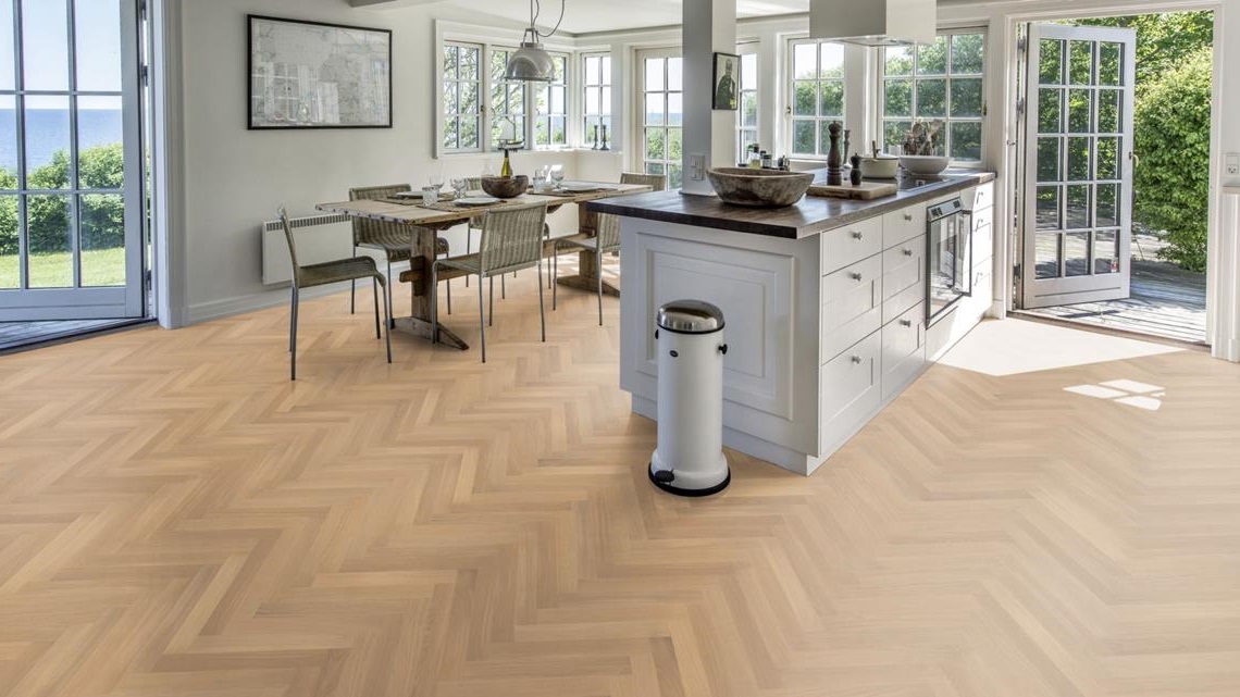 Инженерная доска Kahrs Студио Дуб AB белый матовый Oak AB white matt lacquer HB 111PABEK0VKE050 Calm венгерская елка 490×70×11 фото в интерьере Инженерная доска Kahrs Студио Дуб AB белый матовый Oak AB white matt lacquer HB 111PABEK0VKE050 Calm венгерская елка 490×70×11 фото в интерьере