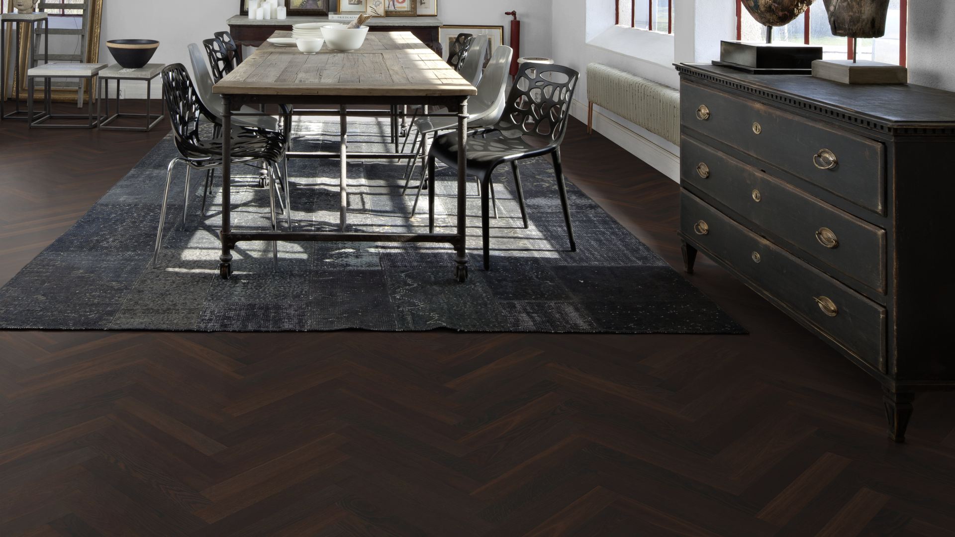 Инженерная доска Kahrs Студио Дуб AB копченый под маслом Smoked Oak AB oiled HB 111PABEKFCKE050 Calm венгерская елка 490×70×11 фото в интерьере