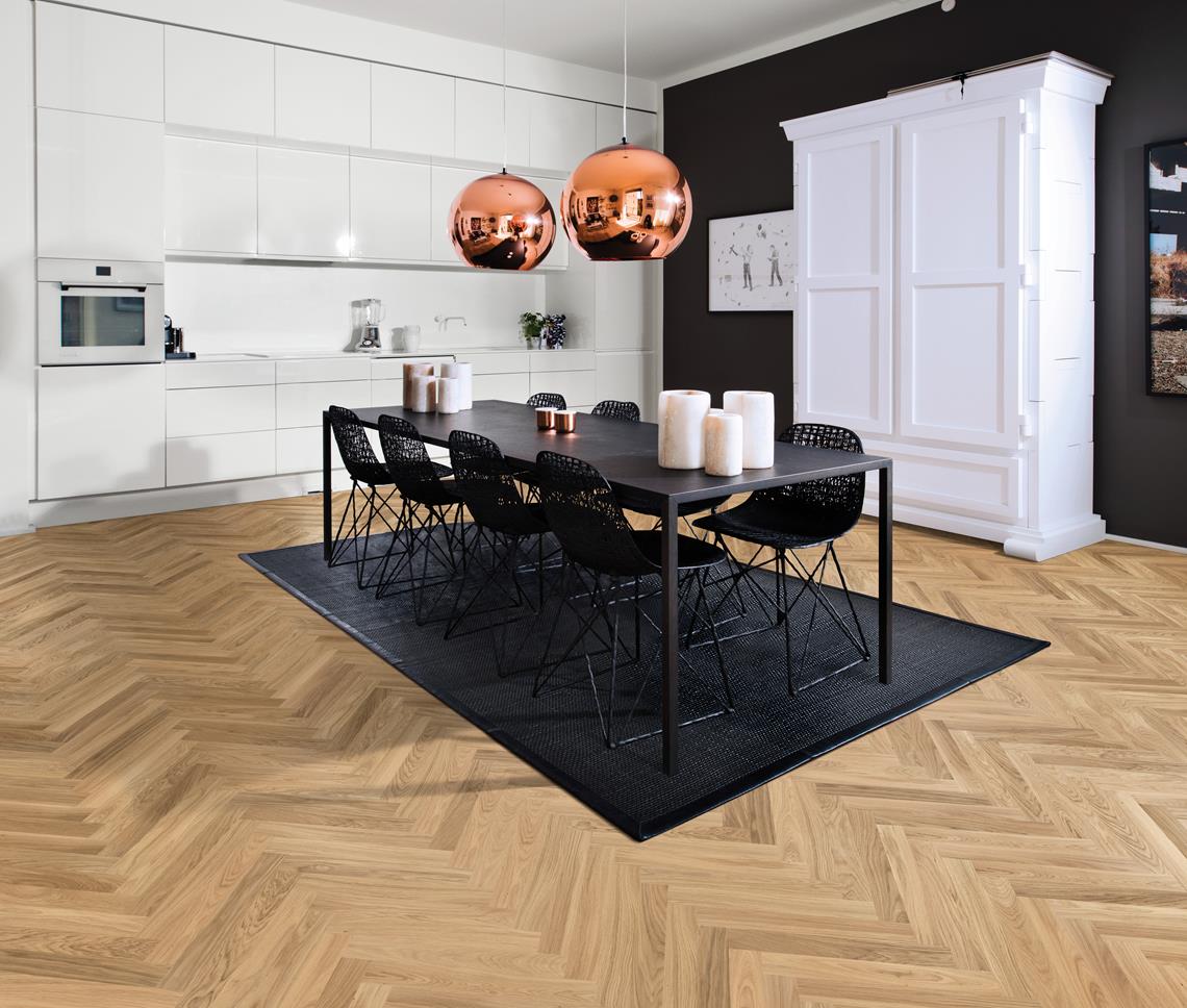 Инженерная доска Kahrs Студио Дуб AB под белым маслом Oak AB white oiled HB 111PABEKFVKE050 Calm венгерская елка 490×70×11 фото в интерьере