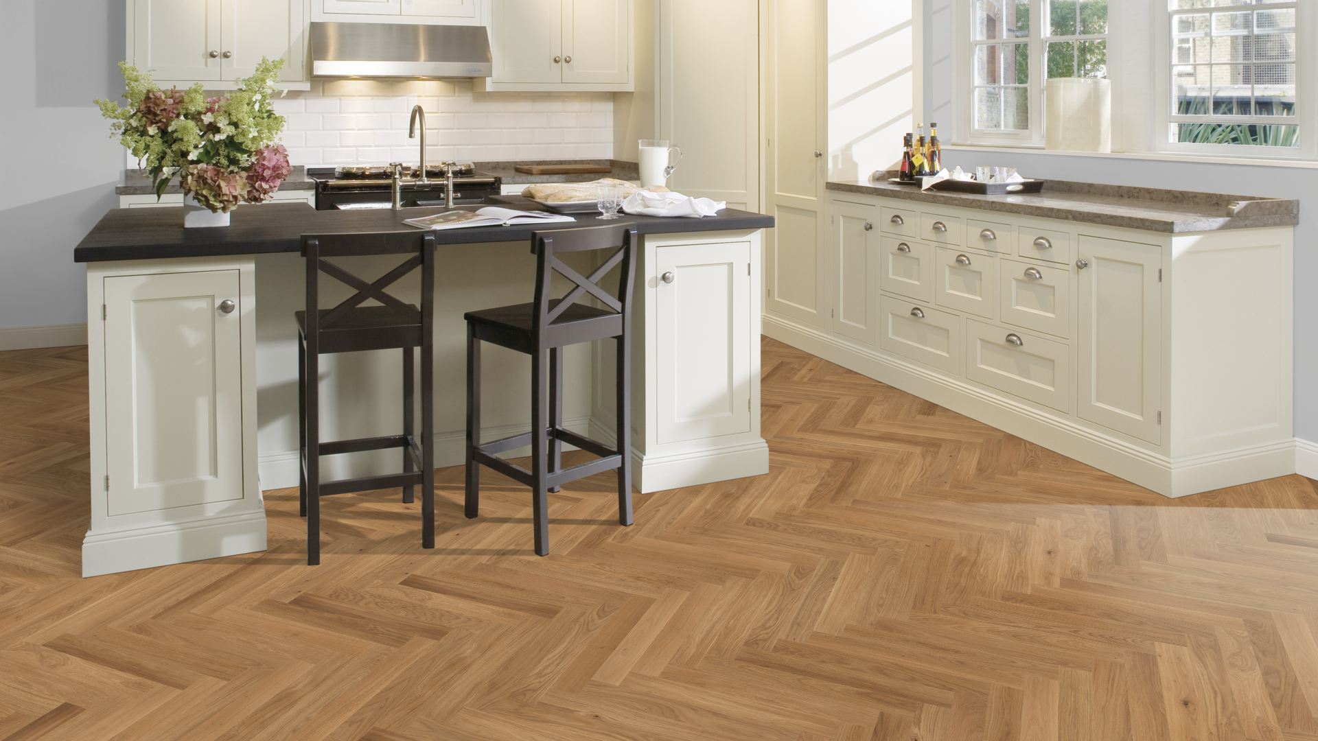 Инженерная доска Kahrs Студио Дуб CD под маслом Oak CD natural oiled HB 111PCDEKF0KH050 Lively венгерская елка 490×70×11 фото в интерьере Инженерная доска Kahrs Студио Дуб CD под маслом Oak CD natural oiled HB 111PCDEKF0KH050 Lively венгерская елка 490×70×11 фото в интерьере