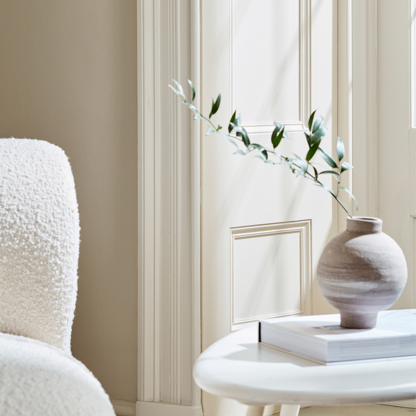 Краска Little Greene цвет Silent White 329 Intelligent Satin 2,5 л фото в интерьере