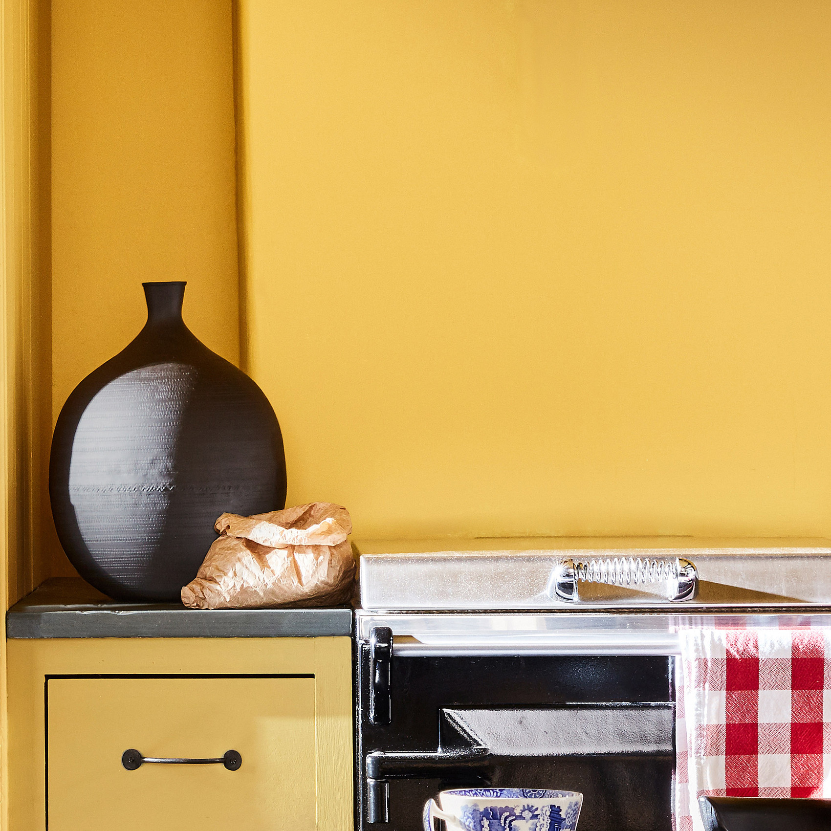 Краска Little Greene цвет Giallo 337 Absolute Matt 0,25 л фото в интерьере