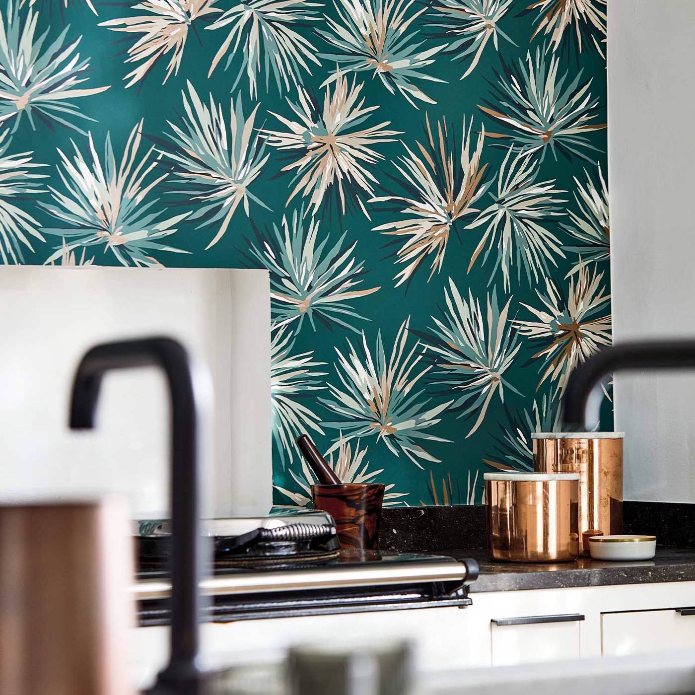 Обои Harlequin Momentum 7 Aucuba Forest/Copper 112747 фото в интерьере