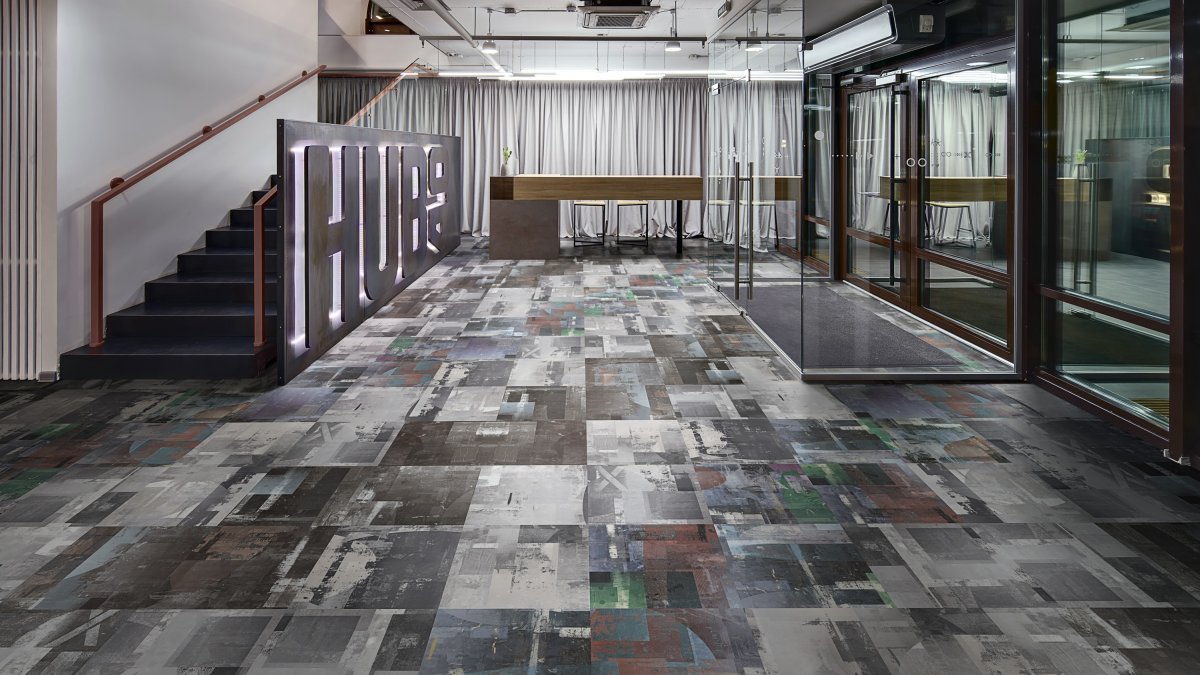 Кварцвиниловая плитка Tarkett Art Vinyl клеевая Lounge Digi Edition Paul DJ 457,2×457,2×3 фото в интерьере Кварцвиниловая плитка Tarkett Art Vinyl клеевая Lounge Digi Edition Paul DJ 457,2×457,2×3 фото в интерьере