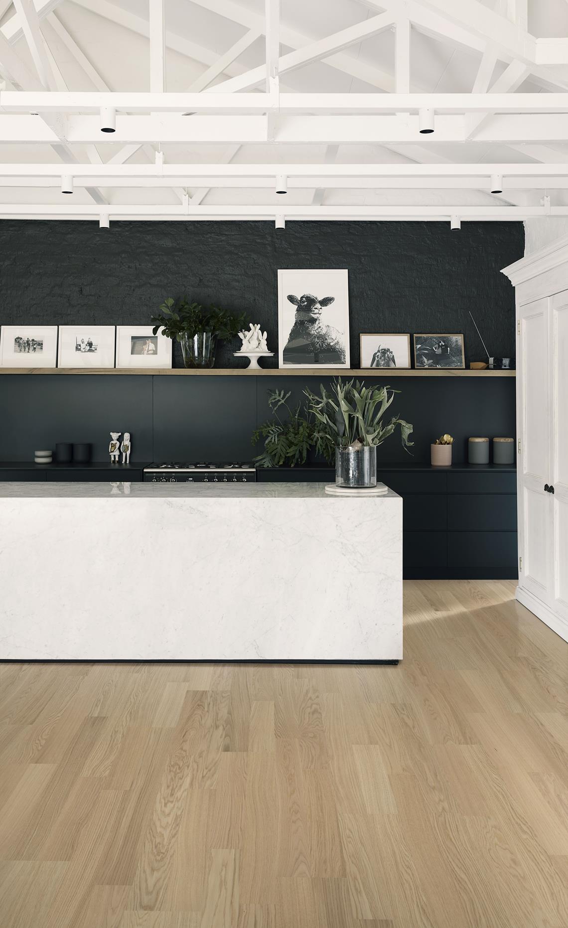 Паркетная доска Kahrs Life Дуб Whole Grain LTCLRW3004-193 Calm 1225×193×7 фото в интерьере Паркетная доска Kahrs Life Дуб Whole Grain LTCLRW3004-193 Calm 1225×193×7 фото в интерьере