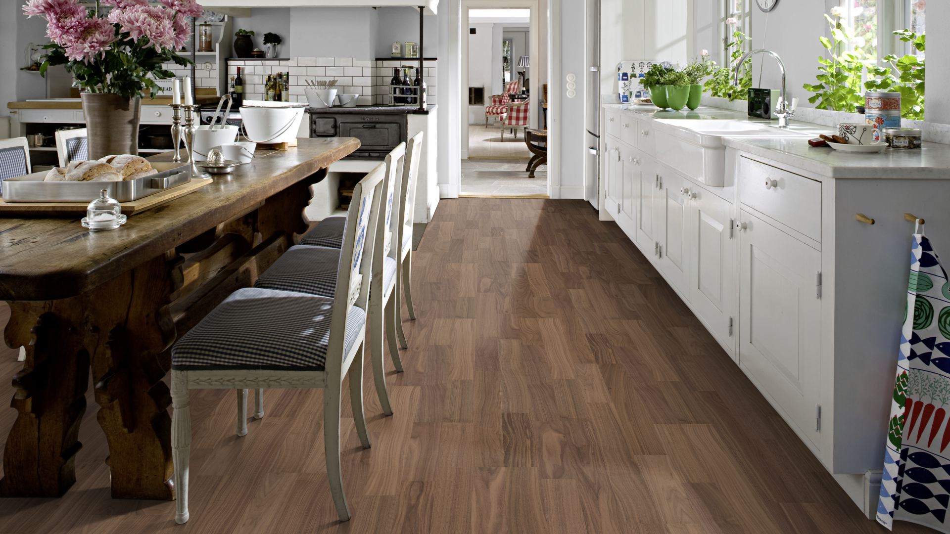 Паркетная доска Kahrs Life Орех Pure Walnut LTCLRW3010-193 Calm 1225×193×7 фото в интерьере Паркетная доска Kahrs Life Орех Pure Walnut LTCLRW3010-193 Calm 1225×193×7 фото в интерьере