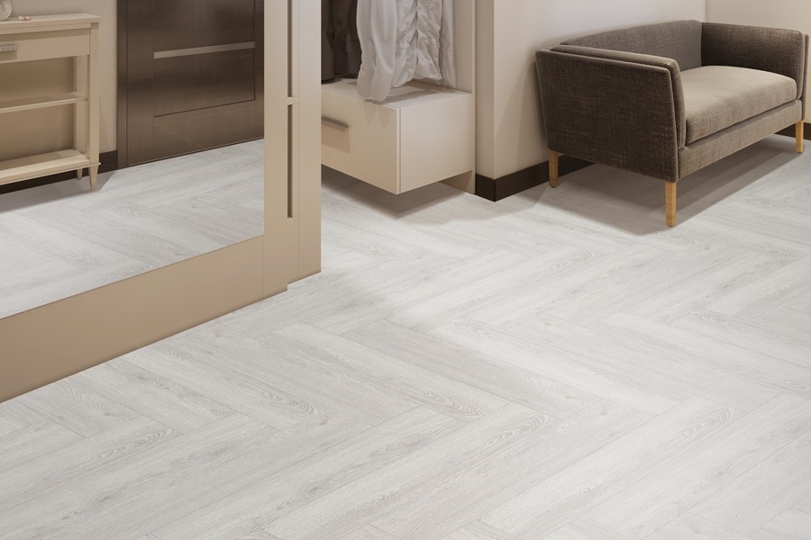 Кварцвиниловый SPC ламинат Floor Factor Herringbone White Smoke Oak HB.02 венгерская елка 675×135×5 фото в интерьере
