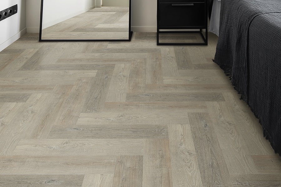 Кварцвиниловый SPC ламинат Floor Factor Herringbone Graphite Oak HB.05 венгерская елка 675×135×5 фото в интерьере
