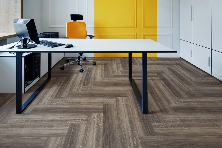 Кварцвиниловый SPC ламинат Floor Factor Herringbone Brushed Smoke Oak HB.17 венгерская елка 675×135×5 фото в интерьере