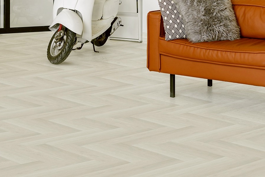Кварцвиниловый SPC ламинат Floor Factor Herringbone Cloud Oak HB.18 венгерская елка 675×135×5 фото в интерьере