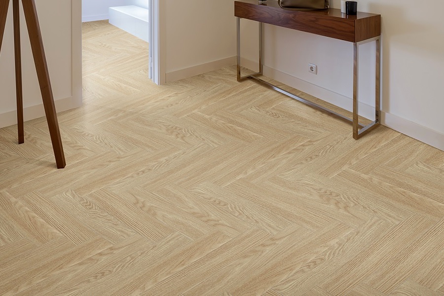 Кварцвиниловый SPC ламинат Floor Factor Herringbone Beige Smoke Oak HB.04 венгерская елка 675×135×5 фото в интерьере