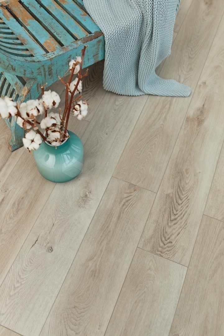 Кварцвиниловый SPC ламинат Alpine Floor Premium XL Дуб Фантазия ECO 7-1 1524×180×8 фото в интерьере Кварцвиниловый SPC ламинат Alpine Floor Premium XL Дуб Фантазия ECO 7-1 1524×180×8 фото в интерьере