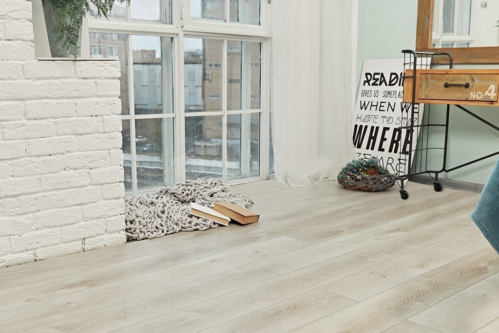 Кварцвиниловый SPC ламинат Alpine Floor Premium XL Дуб Белая ночь ECO 7-2 1524×180×8 фото в интерьере