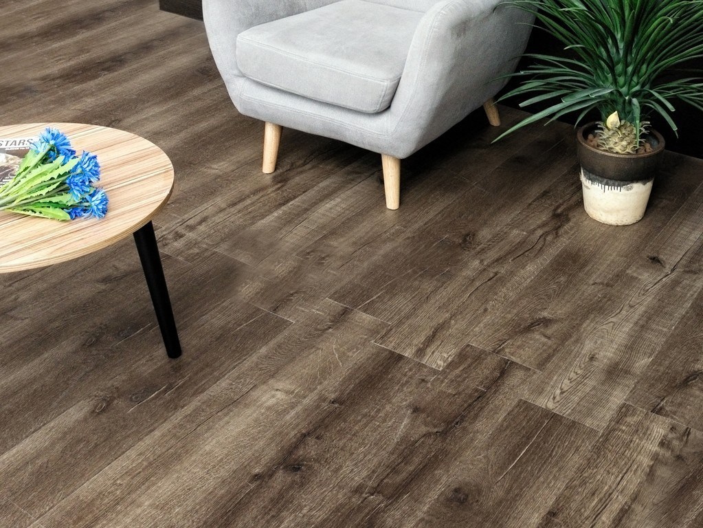Кварцвиниловый SPC ламинат Alpine Floor Real Wood Дуб Вермонт ECO 2-3 1220×183×6 фото в интерьере Кварцвиниловый SPC ламинат Alpine Floor Real Wood Дуб Вермонт ECO 2-3 1220×183×6 фото в интерьере