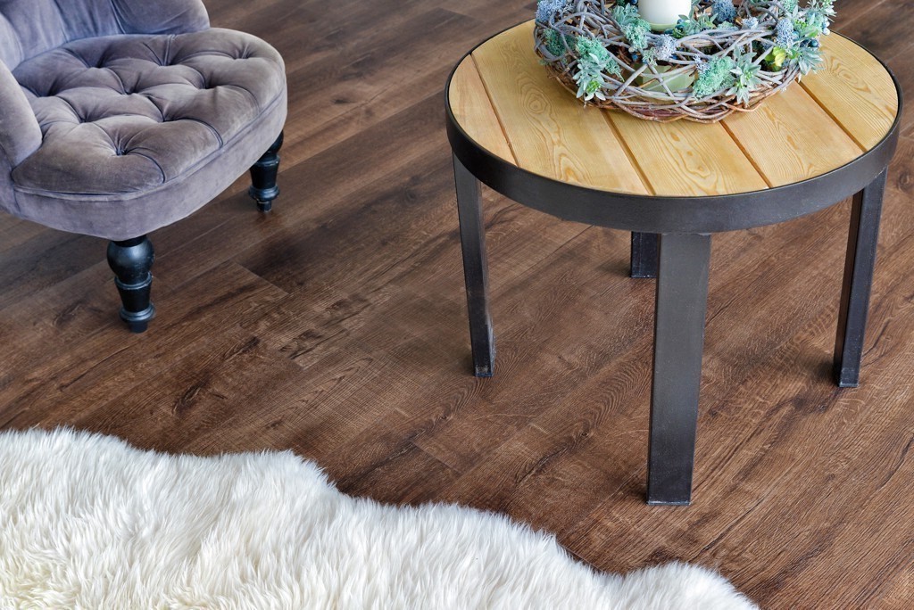 Кварцвиниловый SPC ламинат Alpine Floor Real Wood Дуб Мокка ECO 2-2 1220×183×6 фото в интерьере Кварцвиниловый SPC ламинат Alpine Floor Real Wood Дуб Мокка ECO 2-2 1220×183×6 фото в интерьере