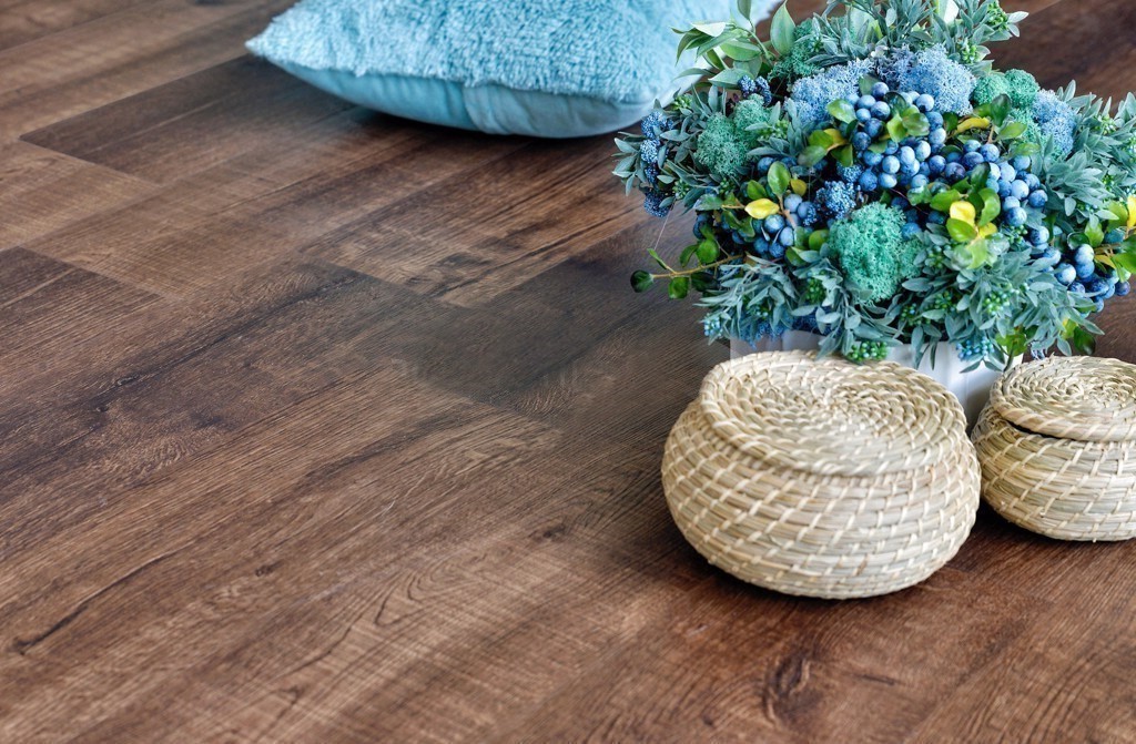 Кварцвиниловый SPC ламинат Alpine Floor Real Wood Дуб Мокка ECO 2-2 1220×183×6 фото в интерьере Кварцвиниловый SPC ламинат Alpine Floor Real Wood Дуб Мокка ECO 2-2 1220×183×6 фото в интерьере